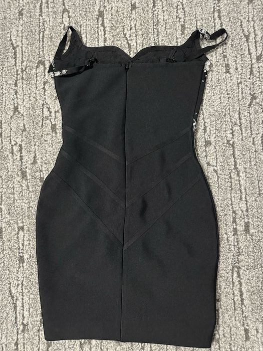 Бандажна рокля с камъни