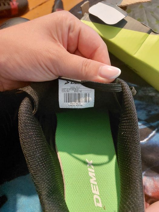 Продам кросы шипованые