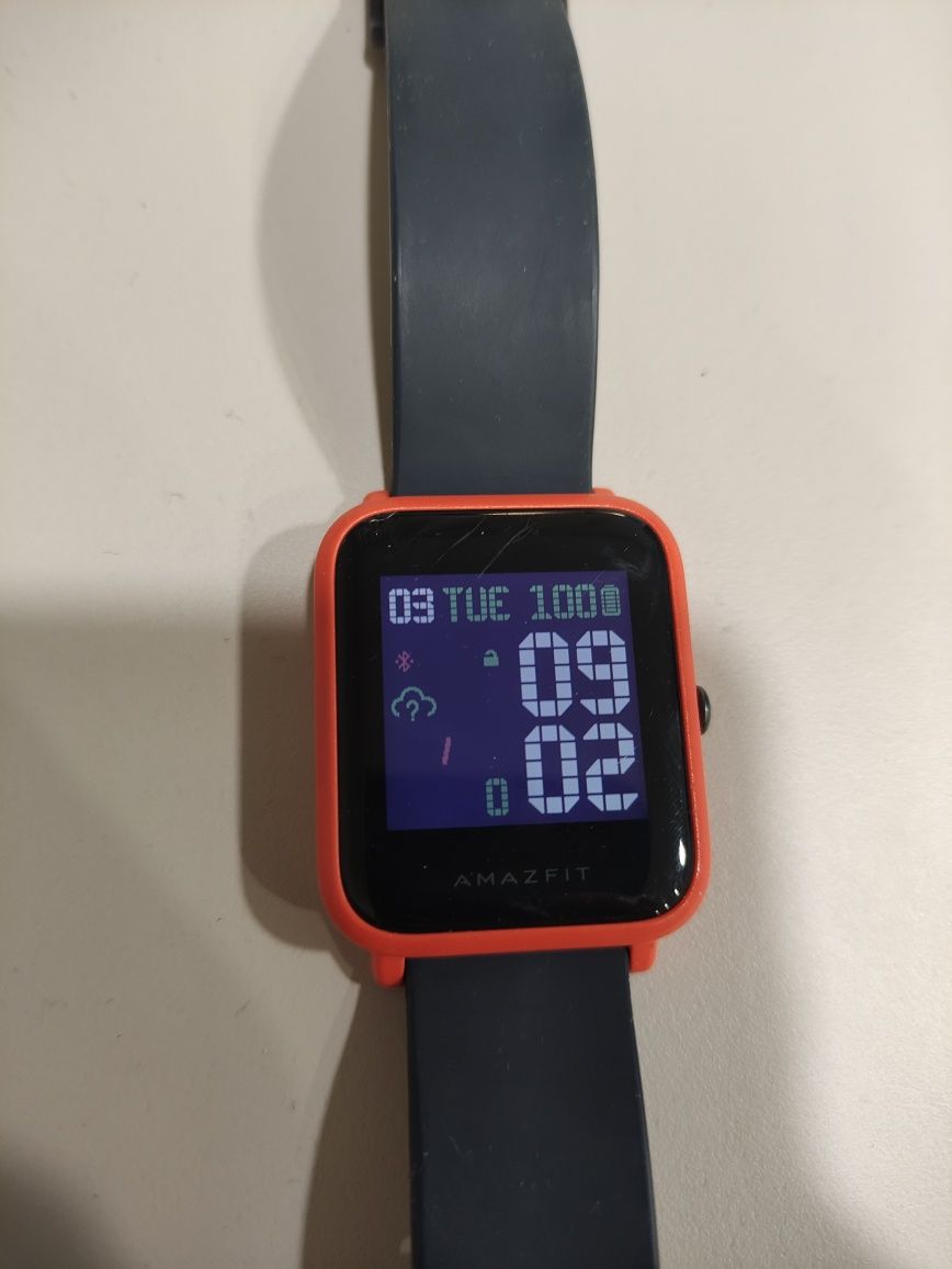 Умные часы Xiaomi Amazfit BIP в рабочем состоянии