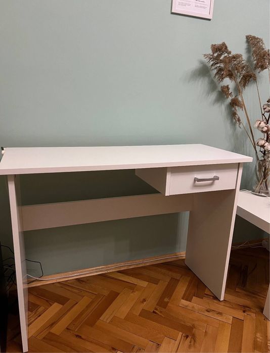 Бюро от Jysk в идеално състояние