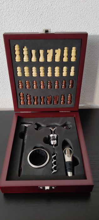 set sah si ustensile pentru sticla de vin, nou