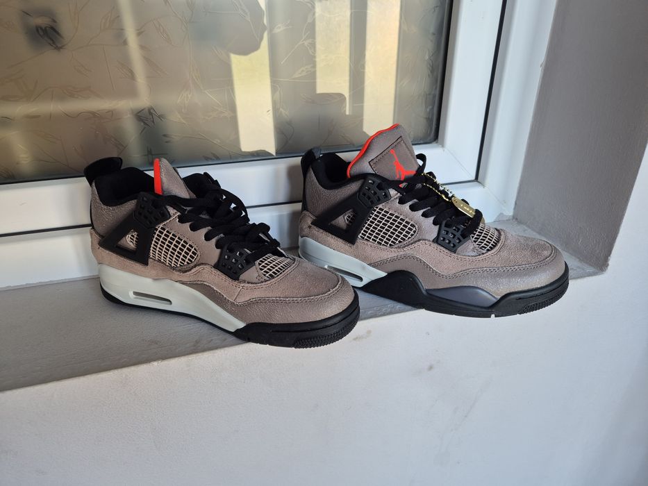 Jordan
Air Jordan 4 Retro "Taupe Haze" sneakers
Air rs
Air Jordan 4 Re