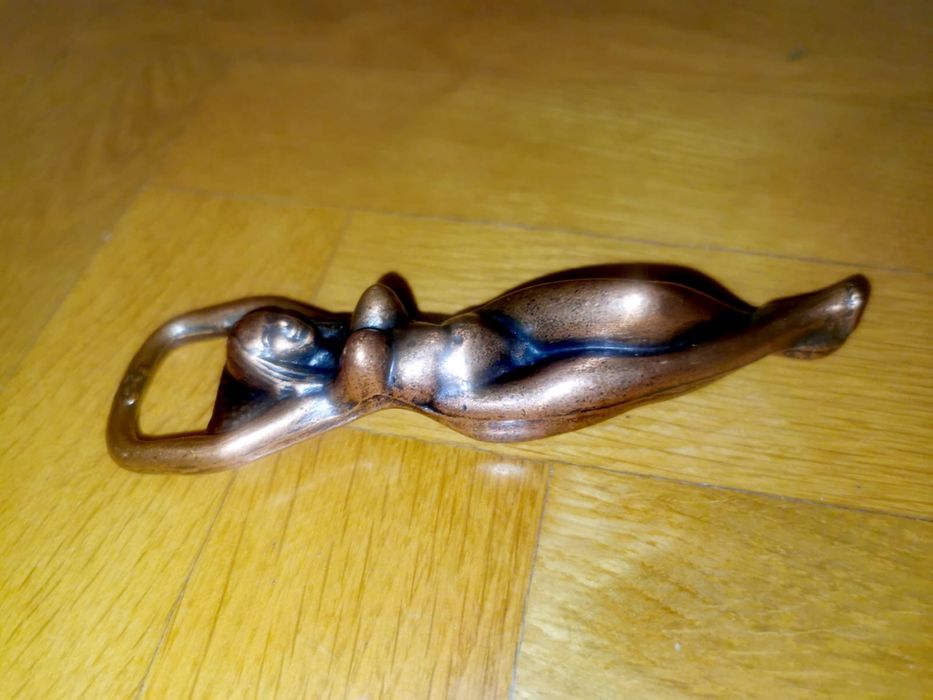 Месингова отварачка за бутилки винтидж женска гола фигура скулптура