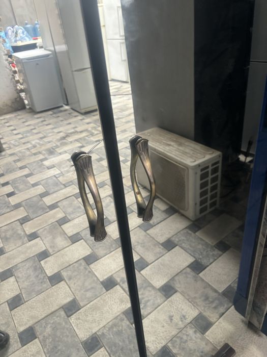 Срочно продам двух дверный шифоньер с зеркало