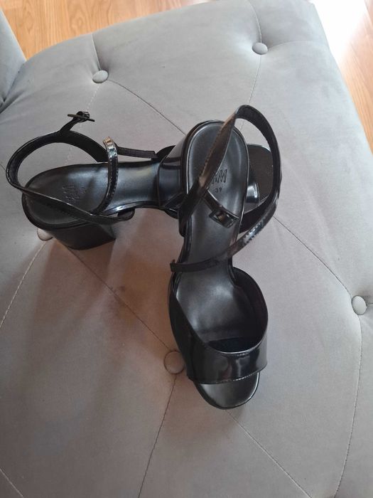 Vând sandale noi H&M