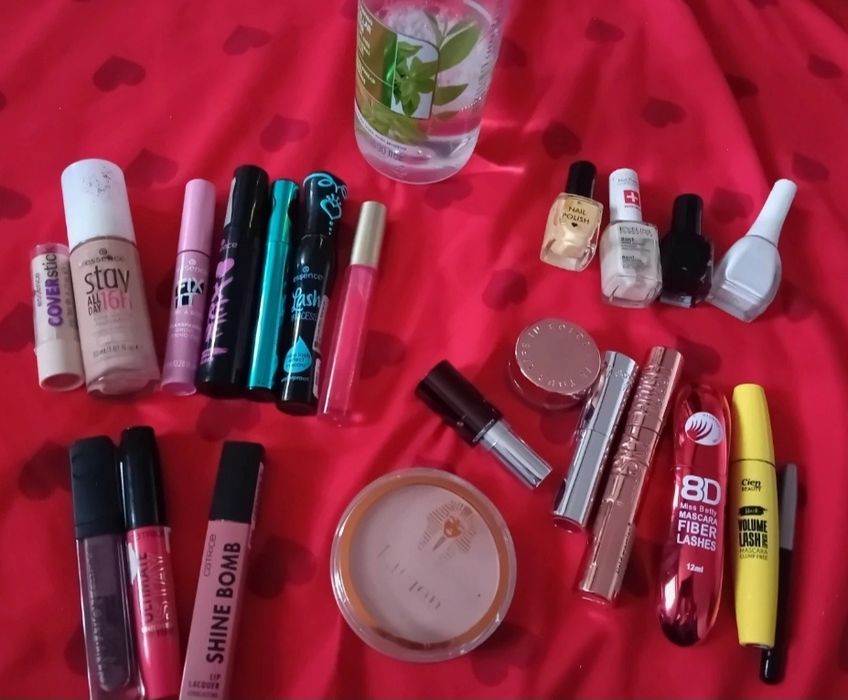 Set diverse produse pentru machiaj