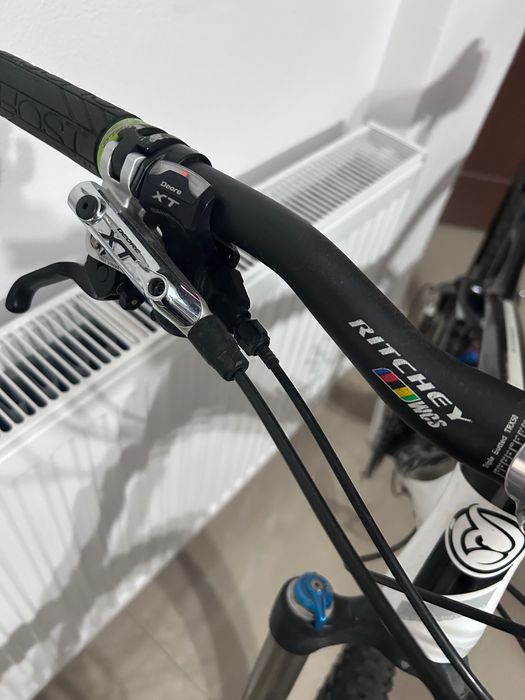 Se vinde mountain bike de carbon