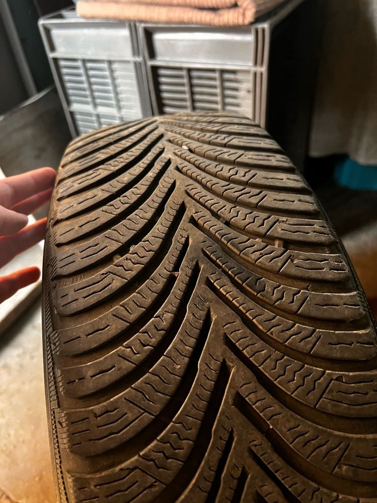 Vând anvelope de iarna Michelin Alpin 5 cu jante de tablă 195 65 R15