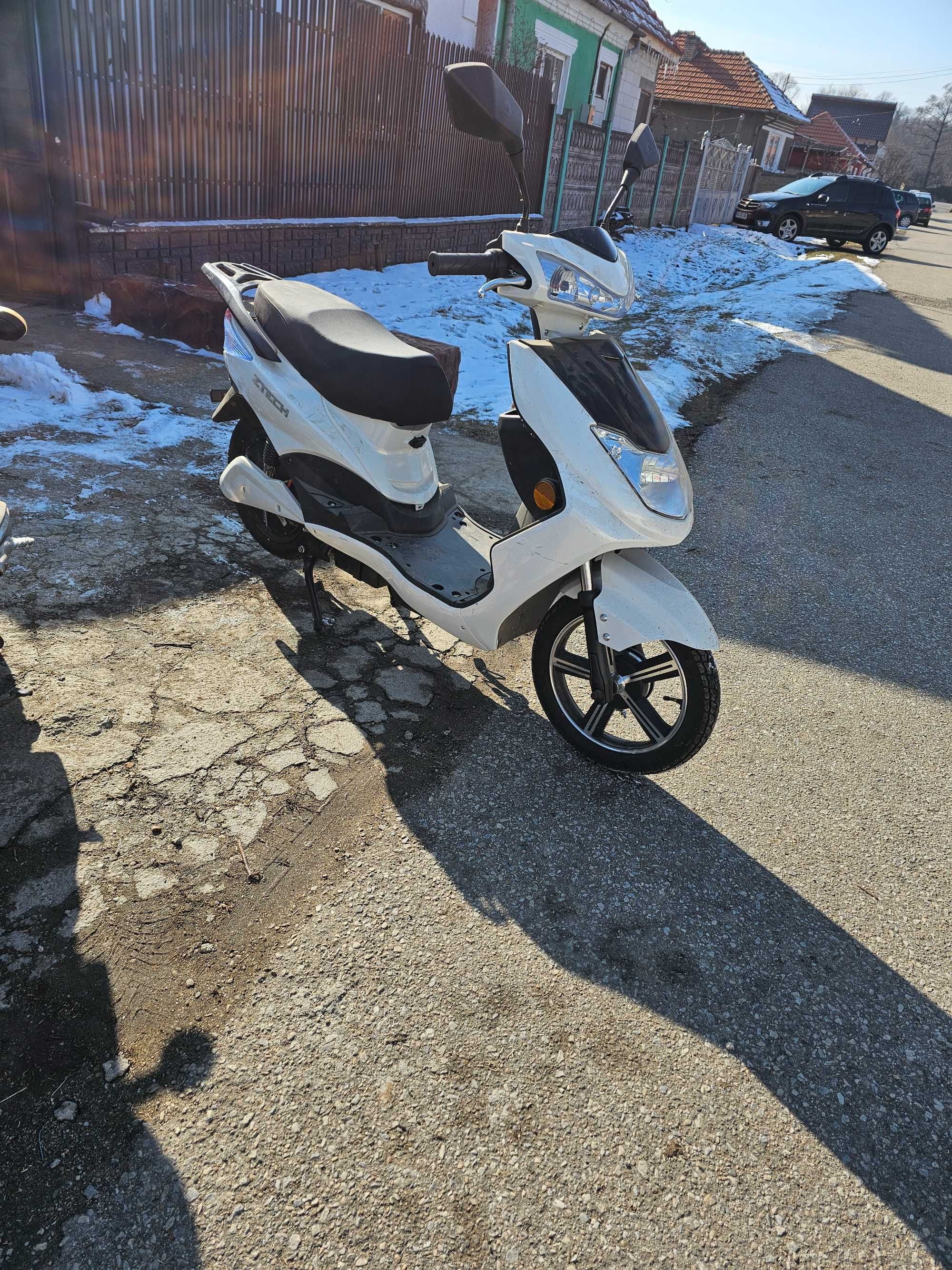 Vând Scuter ELECTRIC