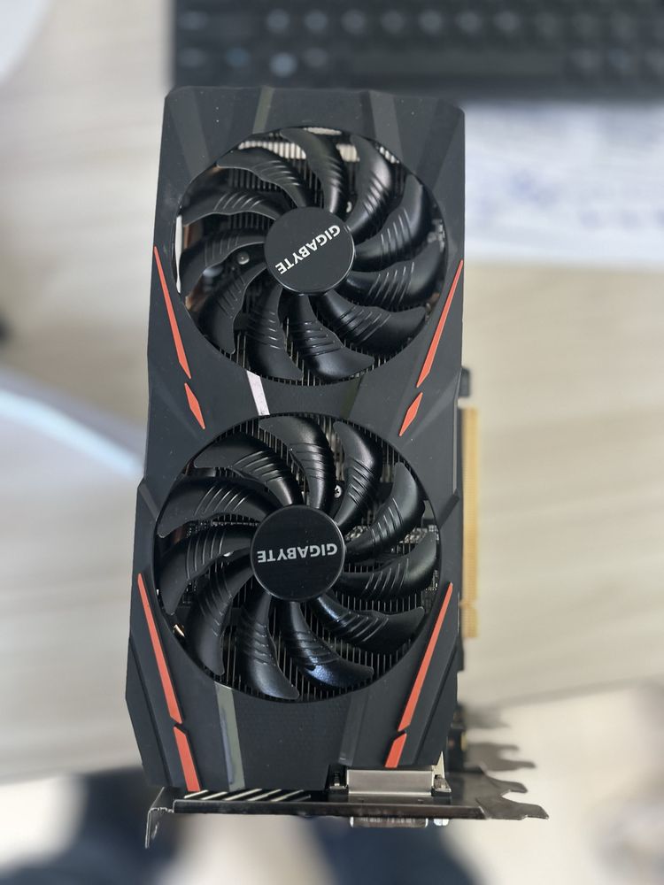 продавам карти Gigabite 580/8gb