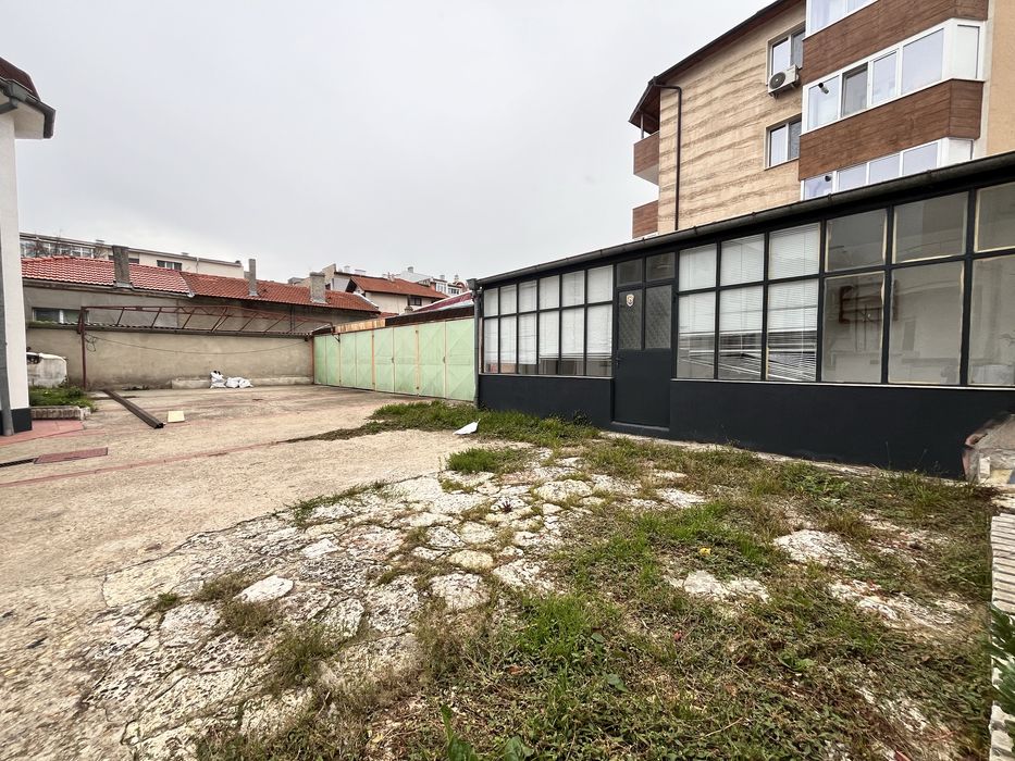 Офис сграда и жилищна сграда с гаражи