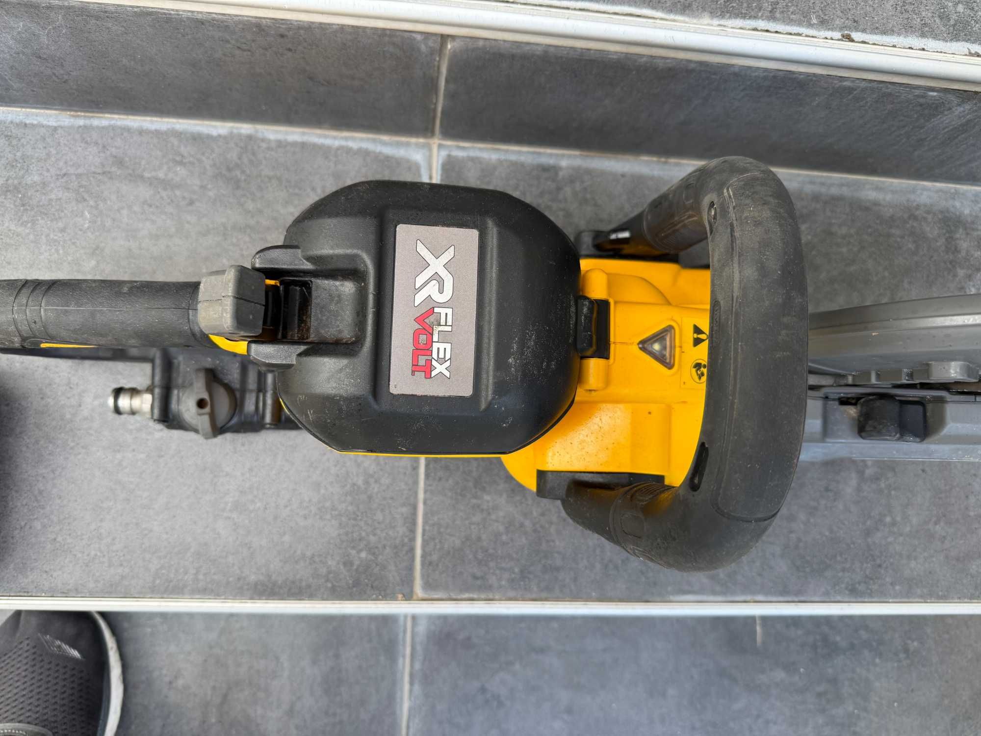 Фугорез Dewalt DCS690