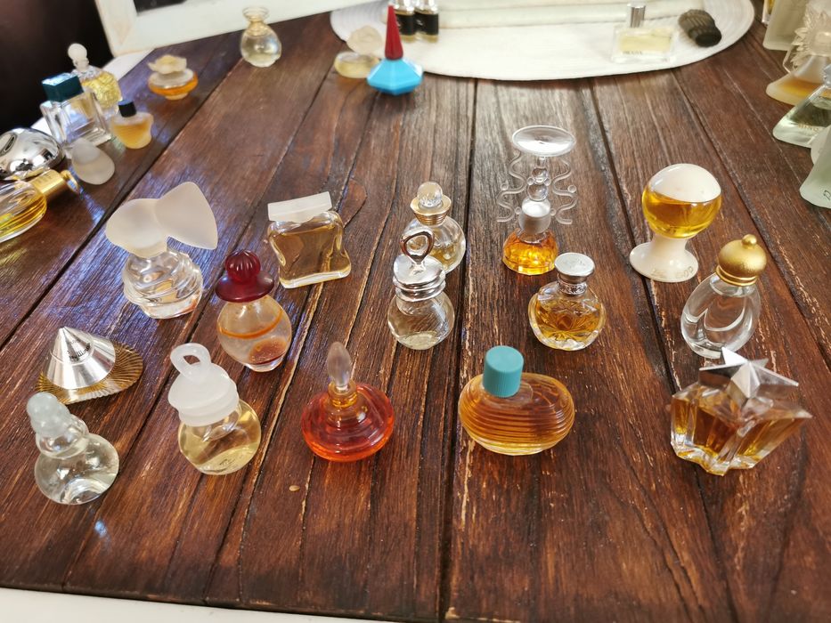 Колекция от 140 мини парфюми