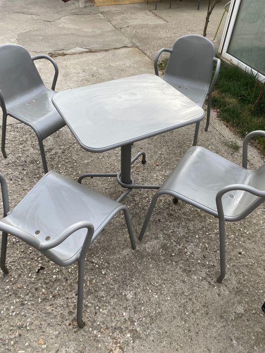 Scaune de aluminiu și mese