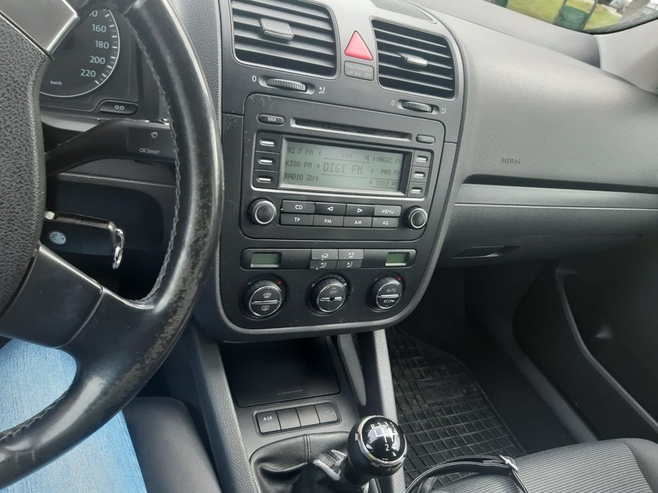 Volkswagen Golf 5 – 1.4 benzină  an 2004