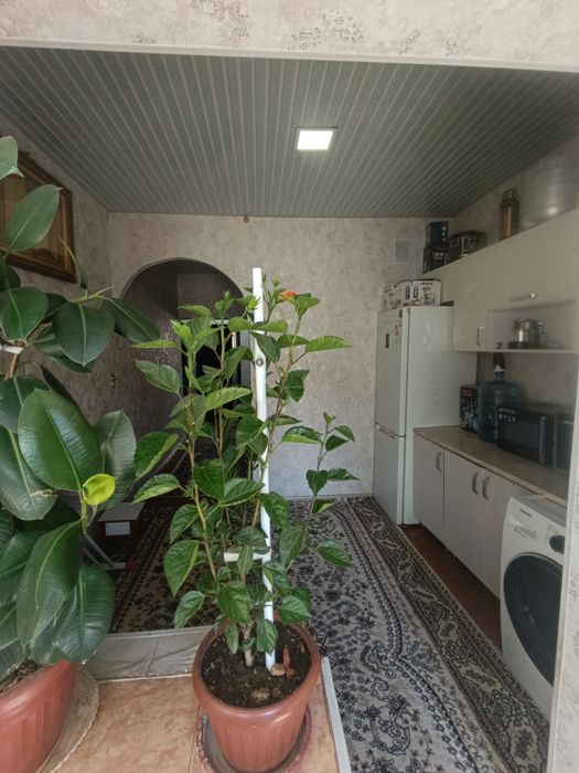 Кадешва бозорини олдида 3хонали уй 2 етаж