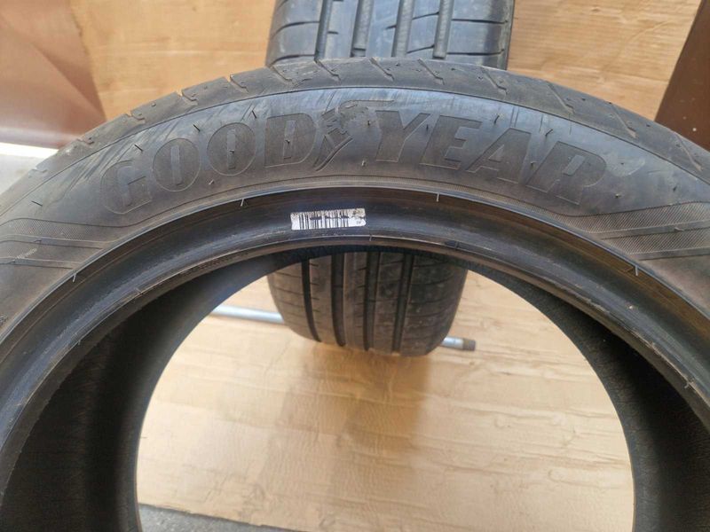 2 Goodyear R18 245/45
летни гуми 
DOT4423