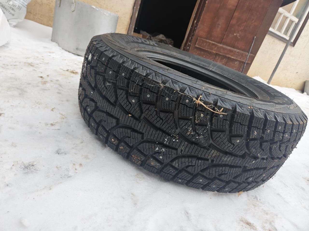 Продам зимние шины с шипами
