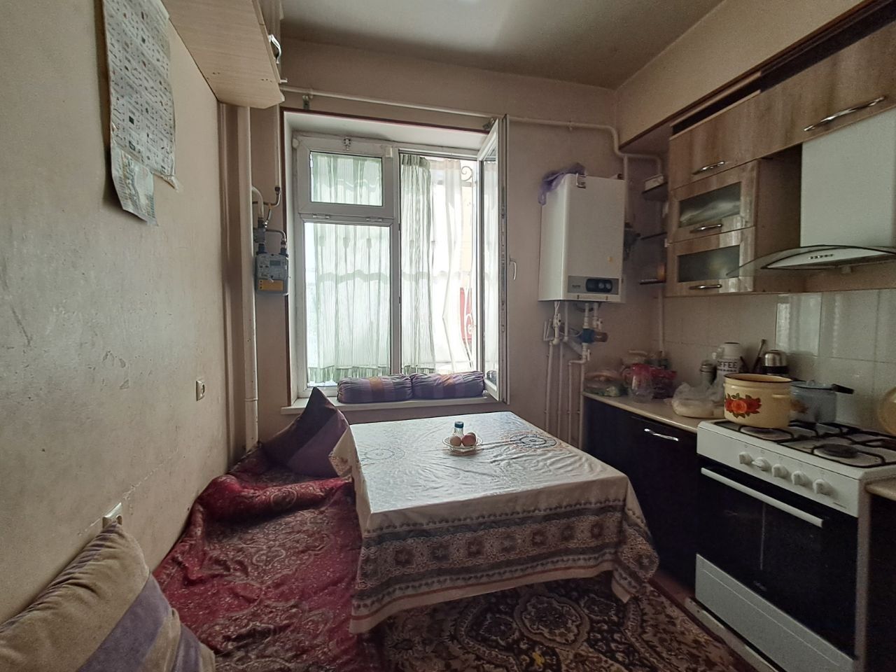 Продаётся 2 комнатный квартира 2ой этаж. Отличный локатция!