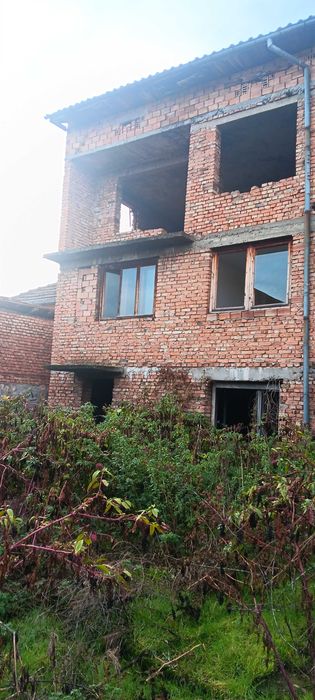 Продава триетажна Къща, град Луковит, област Ловеч, без комисионна.