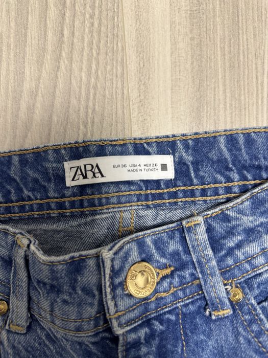 Blugi Zara.