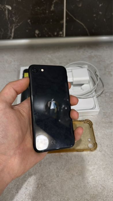 iPhone SE 2020 в отличном состоянии