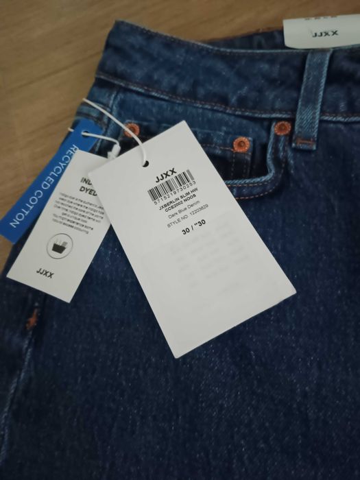 Чисто нови дамски дънки