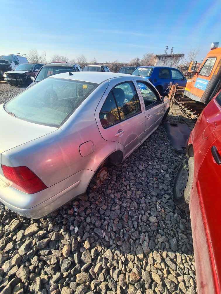 VW Бора  1.6 бензин на части
