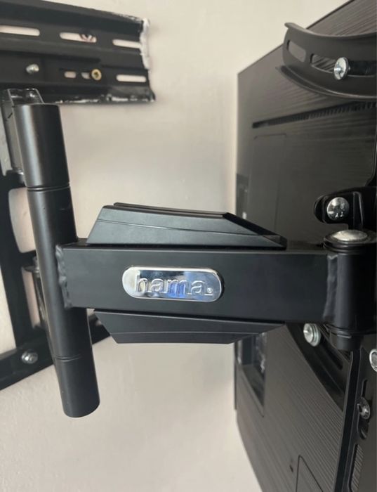 Televizor Samsung 4K Ultra HD 7seria cu suport de perete