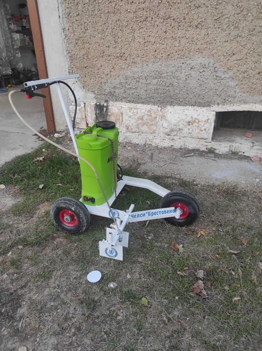 Машина за очертавсне на футболни терени