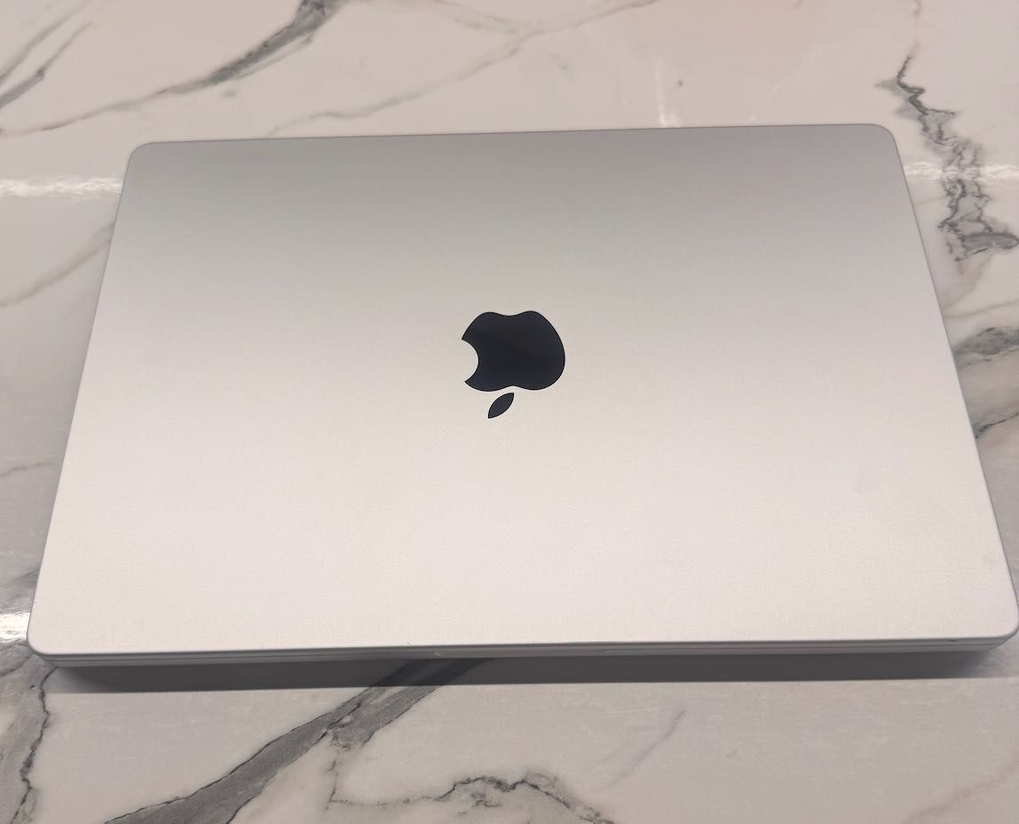 Продавам MacBook Pro 14" M1 Pro / 16GB RAM / 1TB SSD – ОТЛИЧЕН!