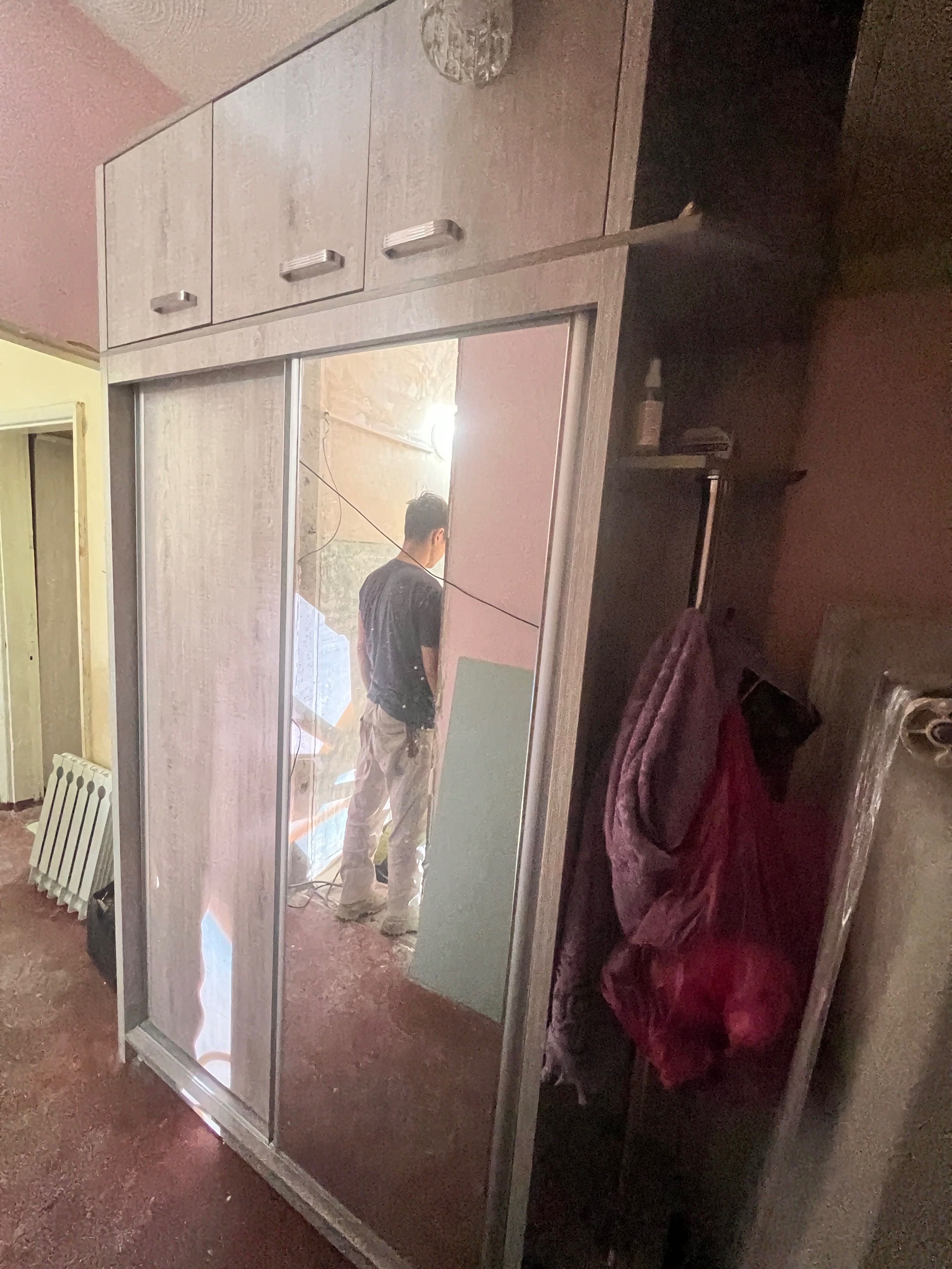 Шкаф купе в прихожую, шкаф угловой в спальню, трюмо с зеркалом.