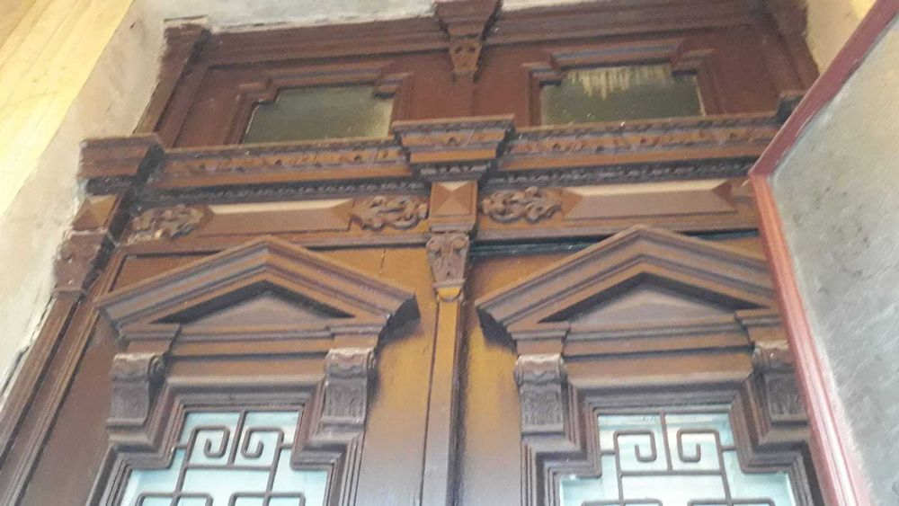 Usi sculptate pentru exterior vechi 100 de ani