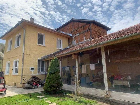 Двуетажна реновирана къща в Троянския балкан