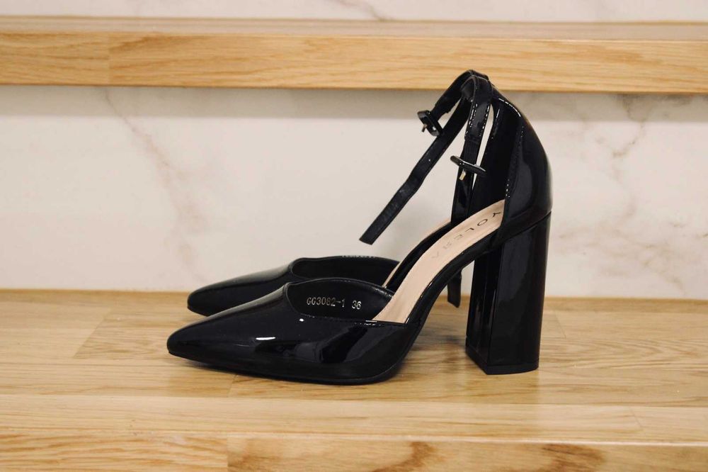 Чисто нови! Лачени обувки на висок ток