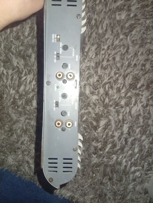 Vând amplificator JBL