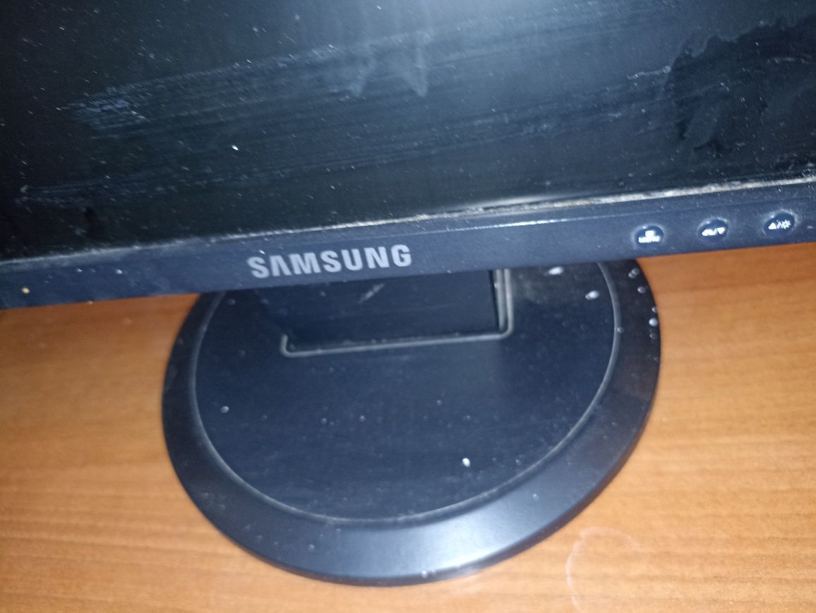 Монитор Samsung в рабочем состоянии