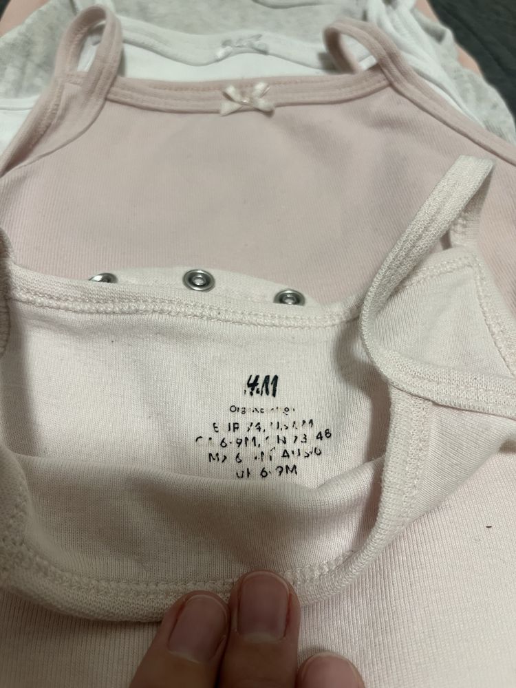 8бр. бодита Next, размер 6-9м. 5бр. Потничета H&M + други