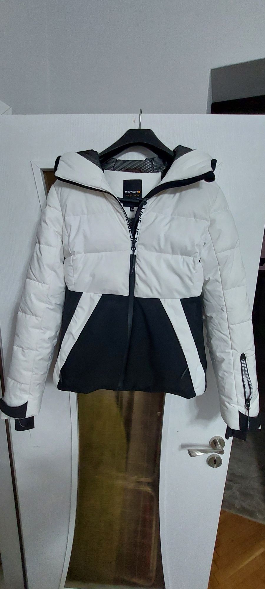 Продавам дамско ски яке ICEPEAK