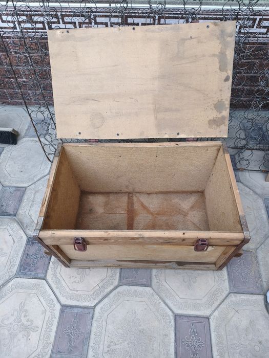 Ящик из дерева и ДСП с застёжками и ручками.