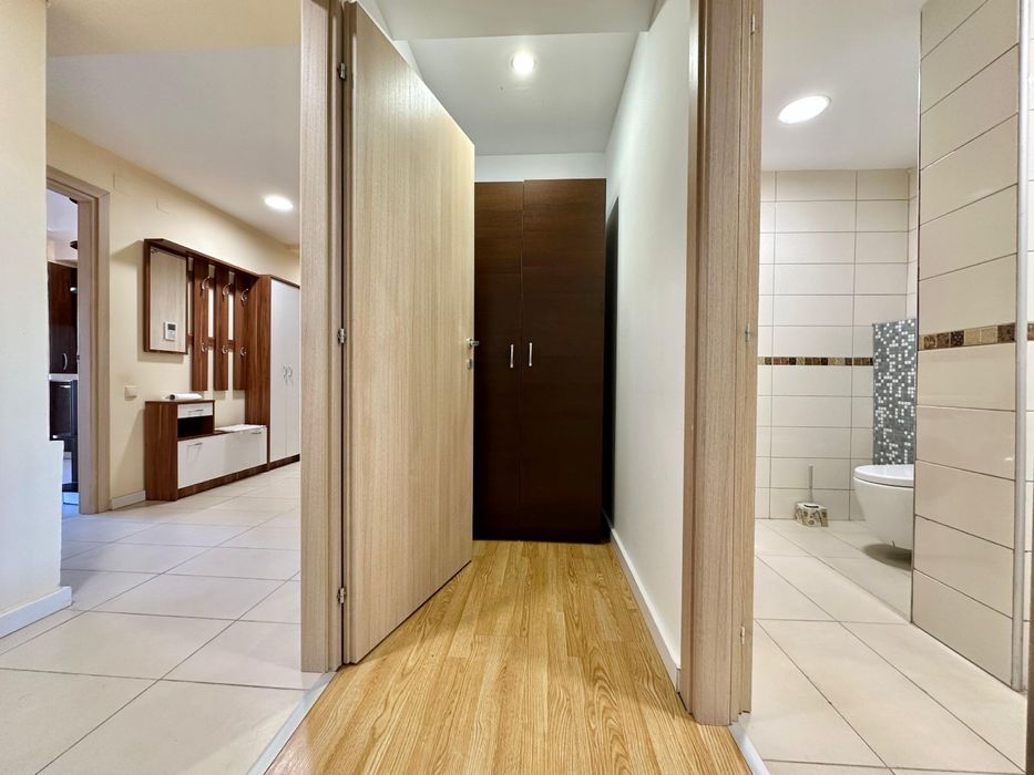 Vand dormitor complet pat saltea noptiere dulapuri birou