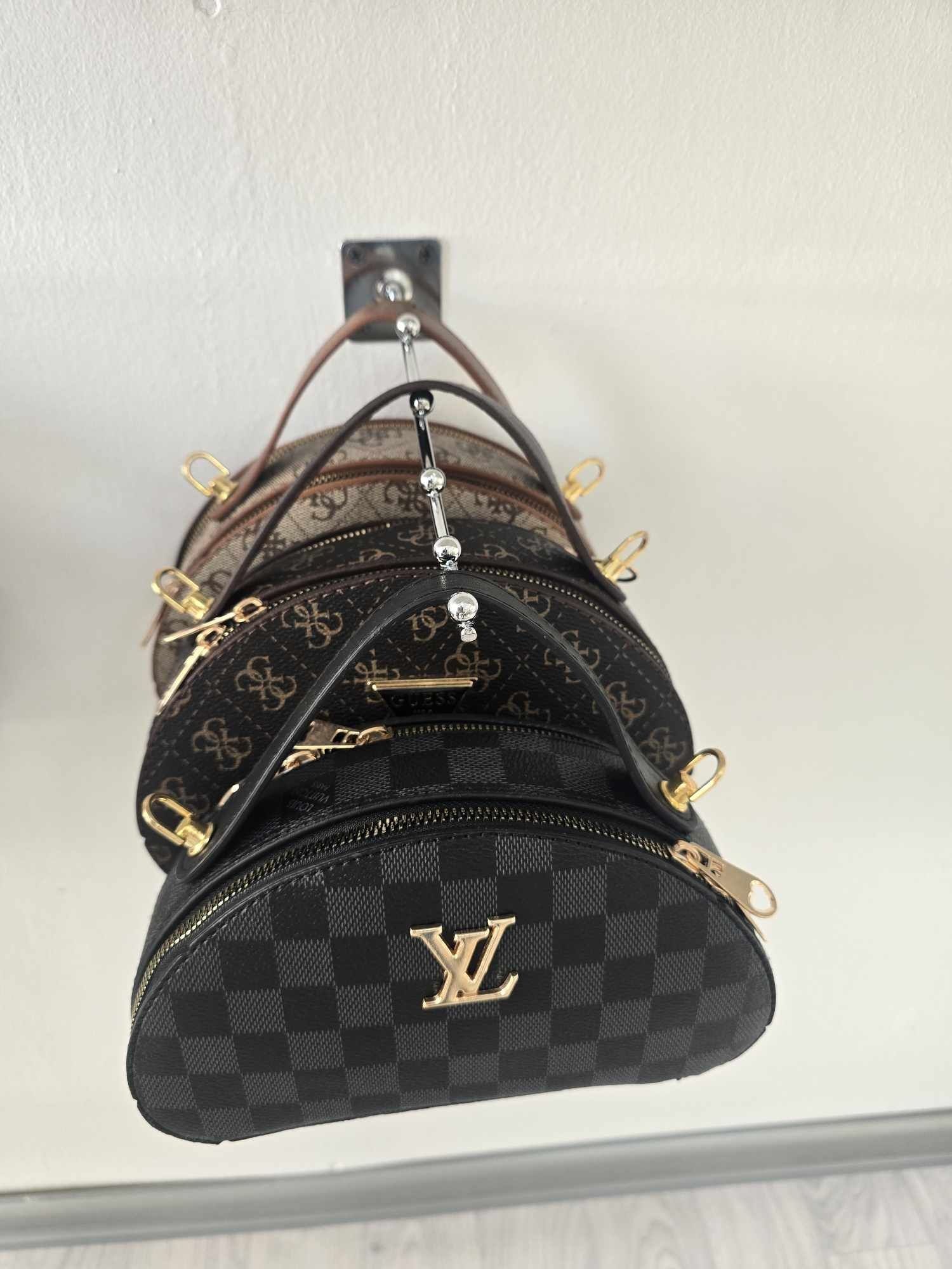 Евтини Дамски Чанти Различни Марки и Модели Guess Gucci Adidas На Пром