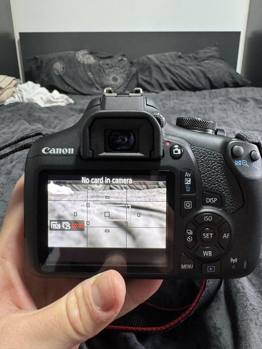 Canon EOS 2000D nou cu obiectiv