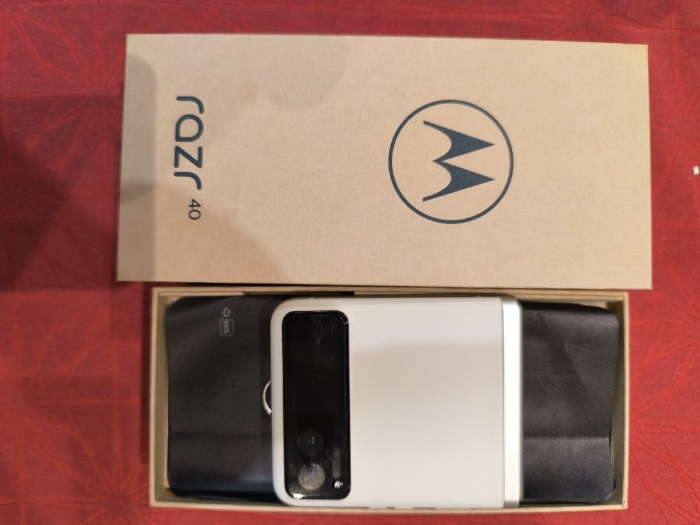 Motorola RAZR 40 счупен дисплей