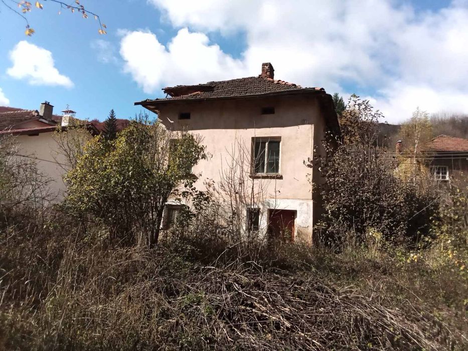 Къща с дворно място и лятна кухня