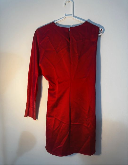 Rochie scurta satinata cu o maneca