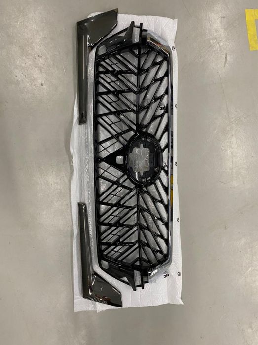 Решетка радиатора Toyota Land Cruiser 200