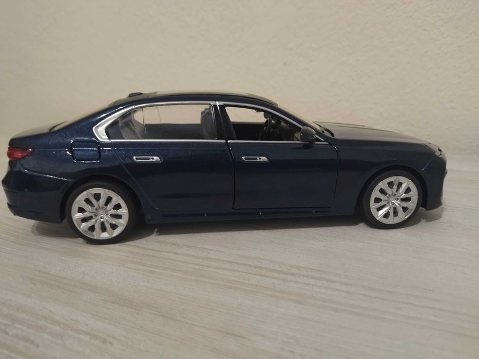 Метална количка BMW i7 !!!