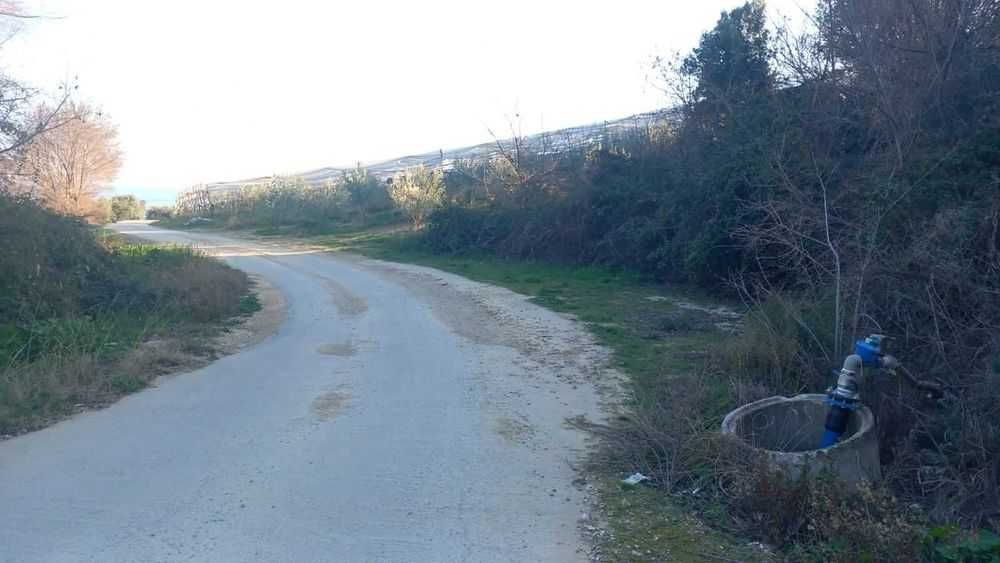 Място в Лутра 500кв.м. в регулация с ток и вода-35000 евро