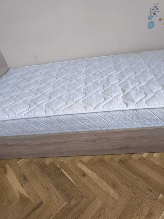 Единично легло с еднолицев матрак, спешна продажба